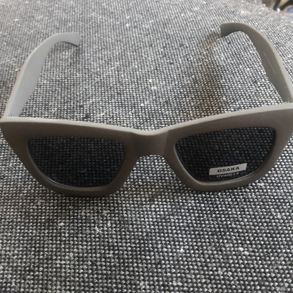 Plastic/rubber coated UV sunglasses. (New!) - Picture 7 of 7